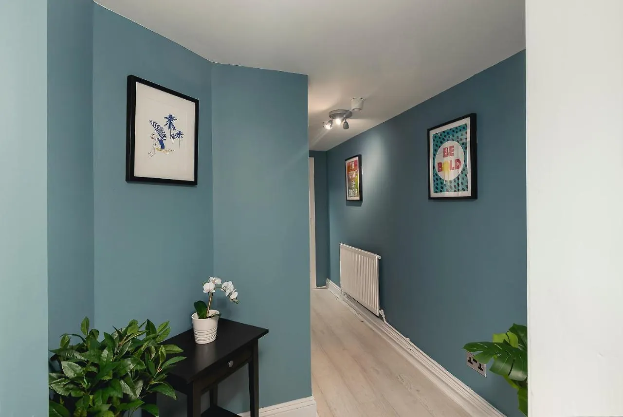 Lovely 2Br Ap Just Moments Away From Brighton Beach 0*,  United Kingdom