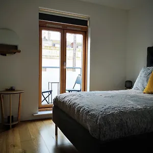 Beautiful Townhouse W/ Parking For 2 Cars Holiday home