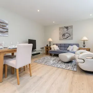 Spacious In The Heart Of Apartment